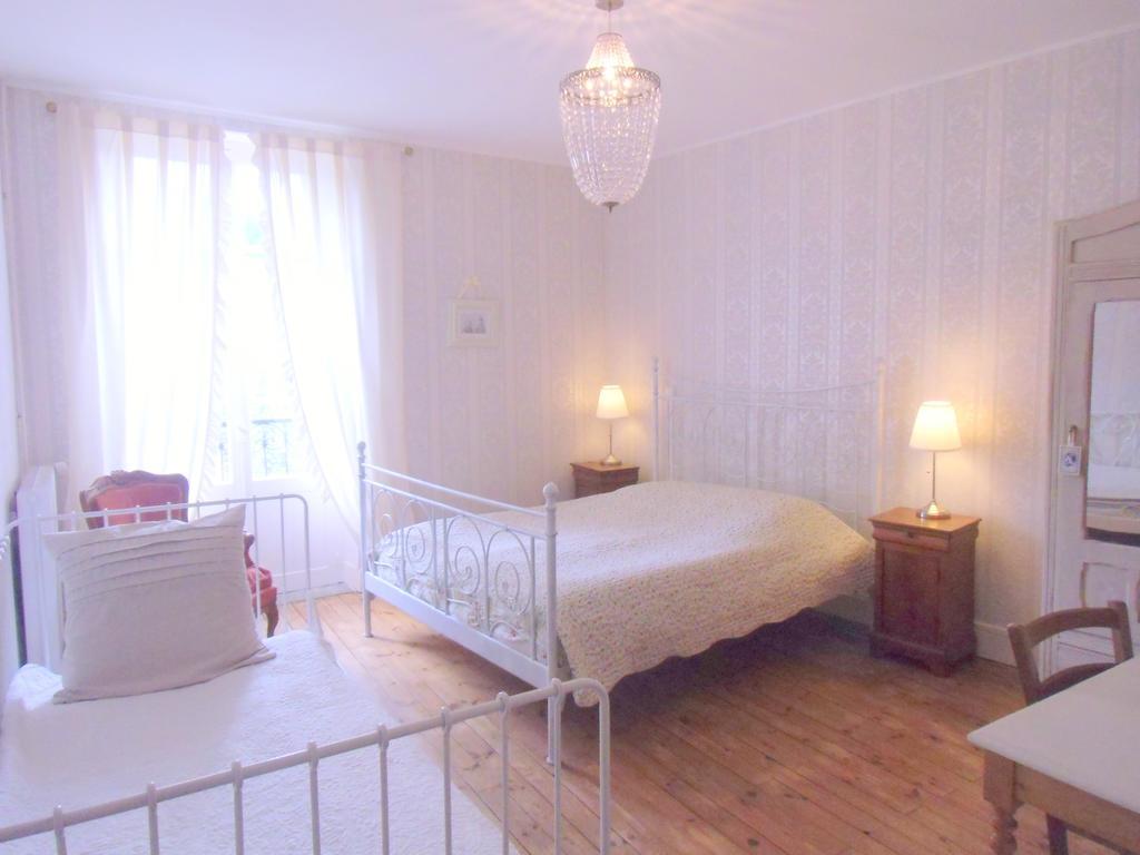 Hotel De La Providence Egliseneuve-d'Entraigues Ruang foto