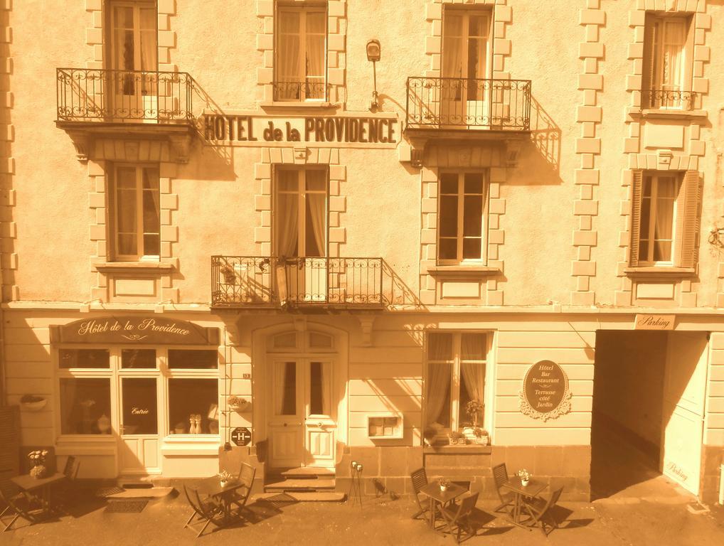 Hotel De La Providence Egliseneuve-d'Entraigues Bagian luar foto