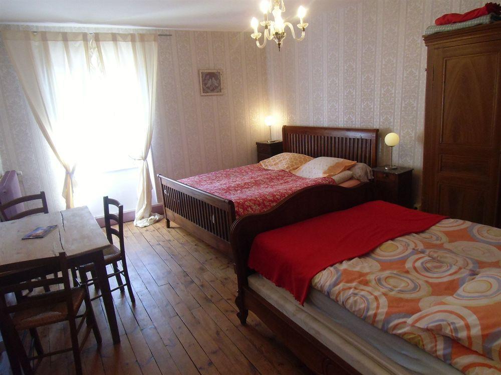 Hotel De La Providence Egliseneuve-d'Entraigues Bagian luar foto