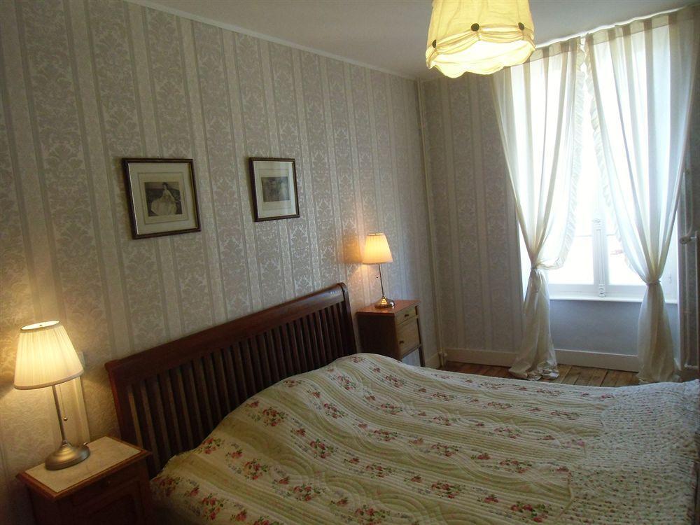 Hotel De La Providence Egliseneuve-d'Entraigues Bagian luar foto