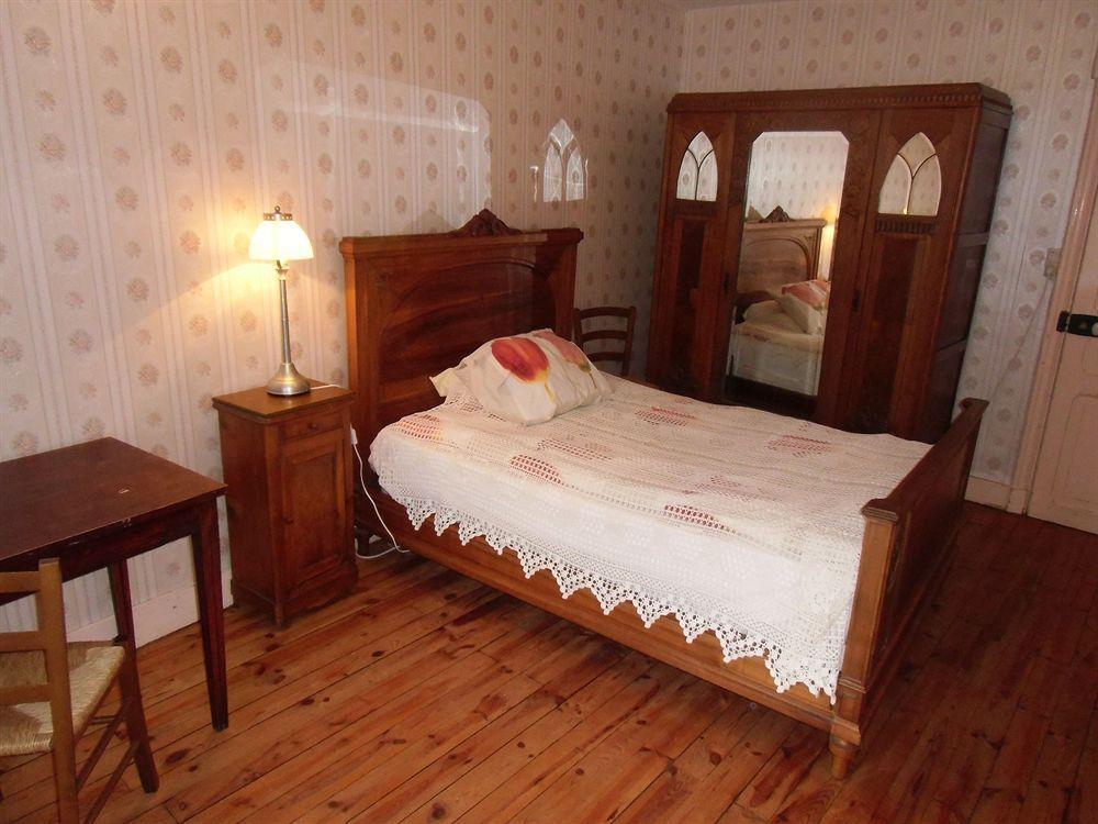 Hotel De La Providence Egliseneuve-d'Entraigues Bagian luar foto