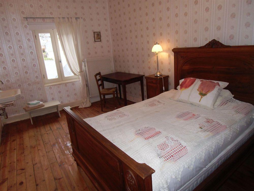 Hotel De La Providence Egliseneuve-d'Entraigues Bagian luar foto