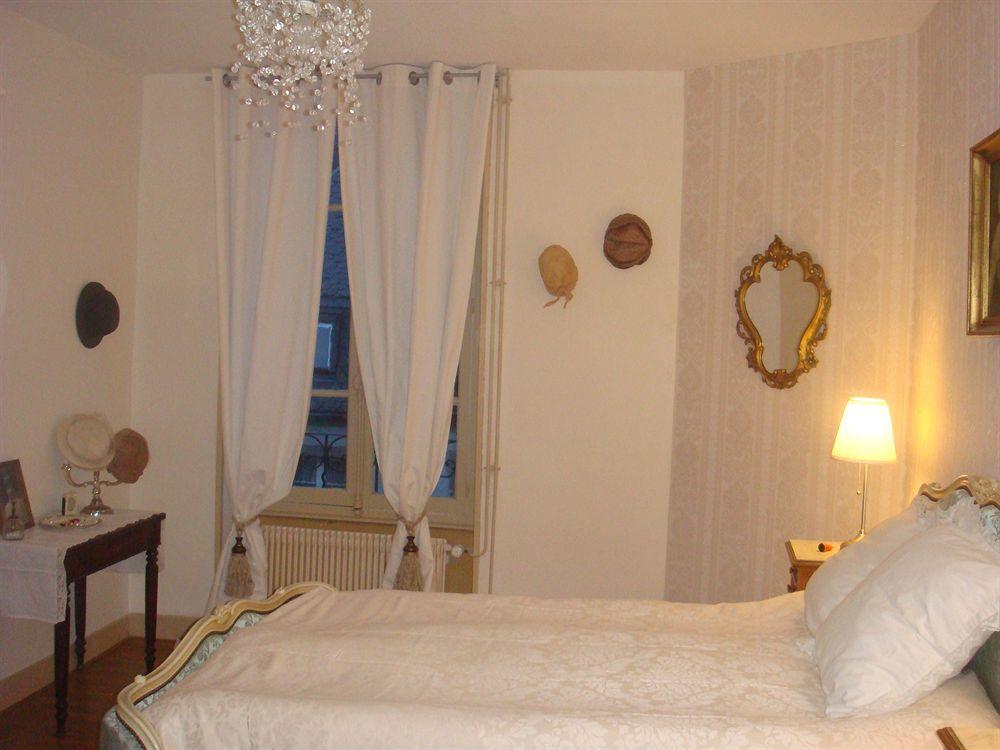Hotel De La Providence Egliseneuve-d'Entraigues Bagian luar foto