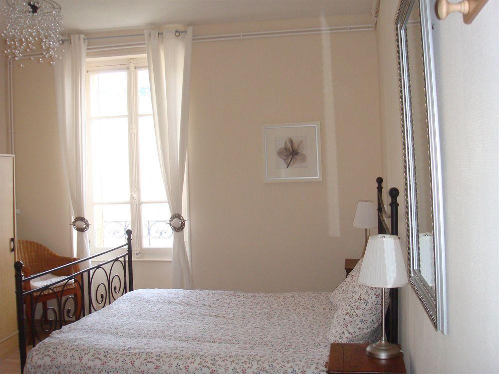 Hotel De La Providence Egliseneuve-d'Entraigues Bagian luar foto