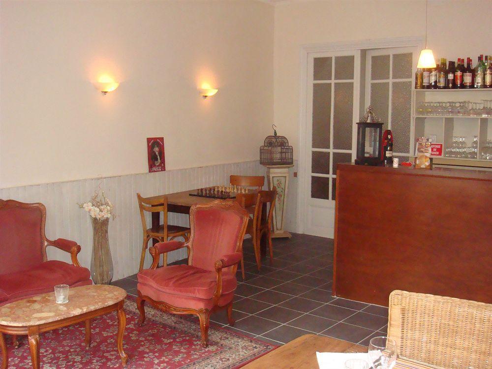 Hotel De La Providence Egliseneuve-d'Entraigues Bagian luar foto