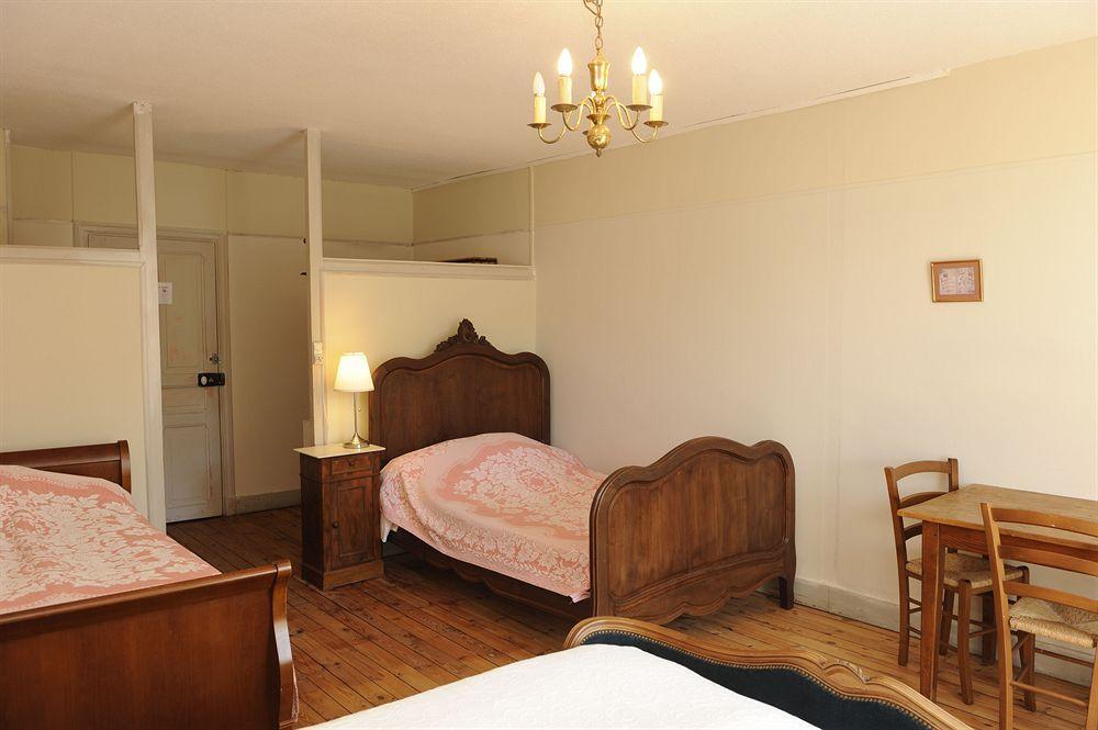 Hotel De La Providence Egliseneuve-d'Entraigues Bagian luar foto