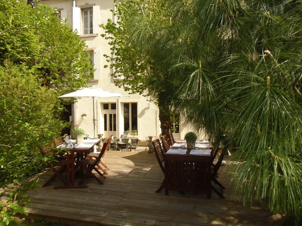 Hotel De La Providence Egliseneuve-d'Entraigues Bagian luar foto