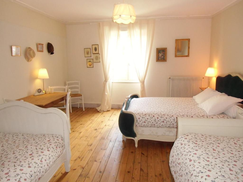 Hotel De La Providence Egliseneuve-d'Entraigues Bagian luar foto