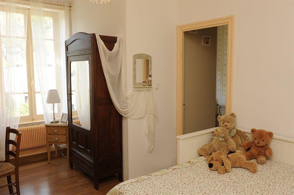 Hotel De La Providence Egliseneuve-d'Entraigues Bagian luar foto