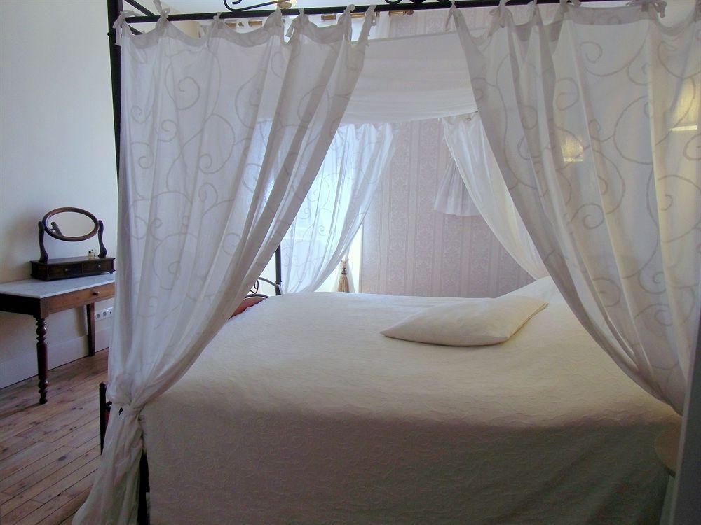 Hotel De La Providence Egliseneuve-d'Entraigues Bagian luar foto