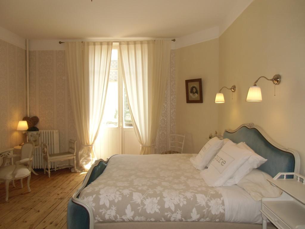 Hotel De La Providence Egliseneuve-d'Entraigues Bagian luar foto