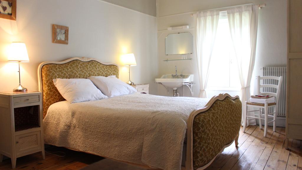 Hotel De La Providence Egliseneuve-d'Entraigues Bagian luar foto