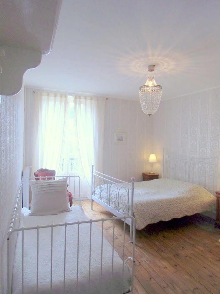 Hotel De La Providence Egliseneuve-d'Entraigues Bagian luar foto