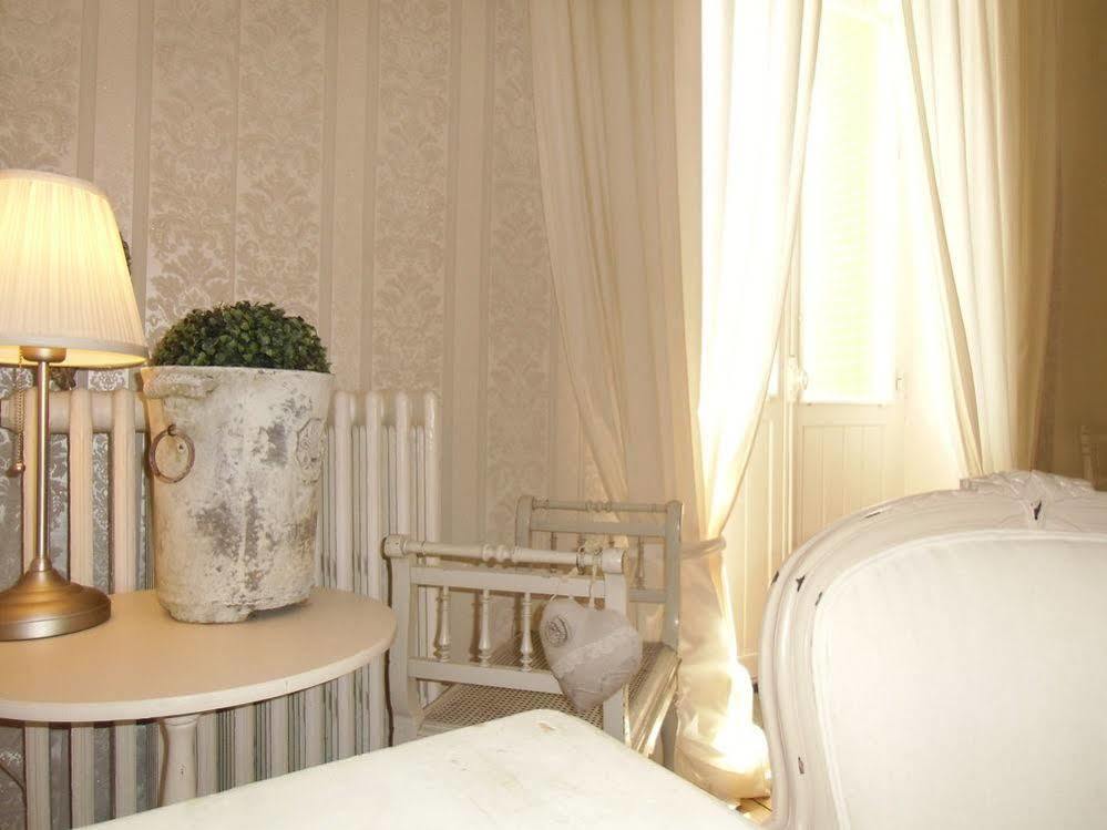 Hotel De La Providence Egliseneuve-d'Entraigues Bagian luar foto