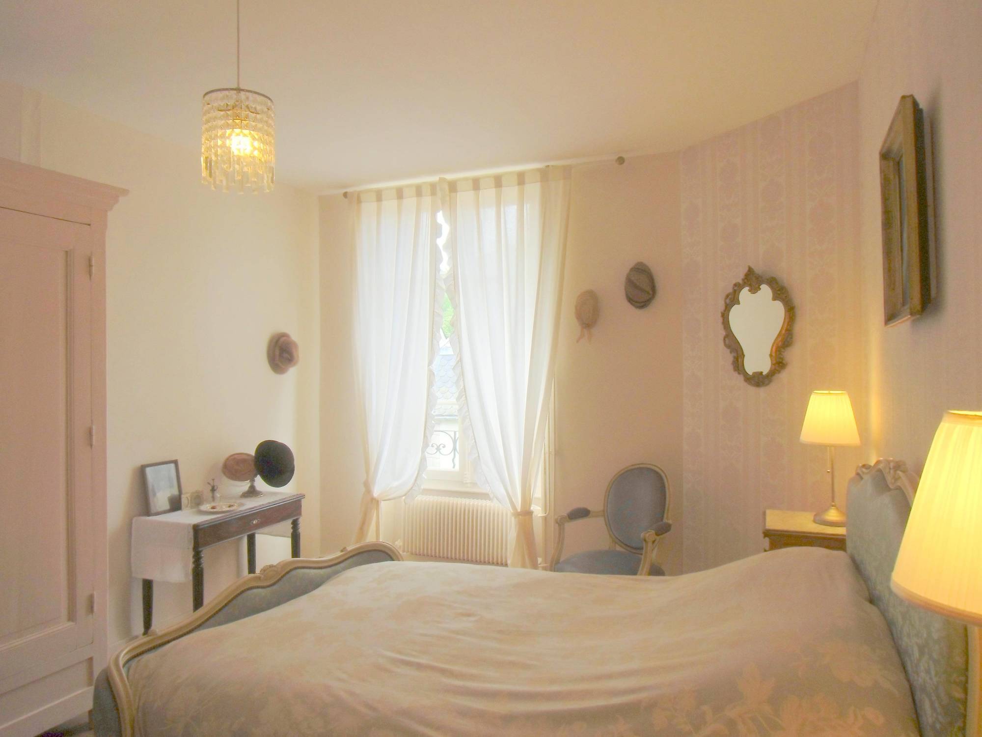 Hotel De La Providence Egliseneuve-d'Entraigues Bagian luar foto