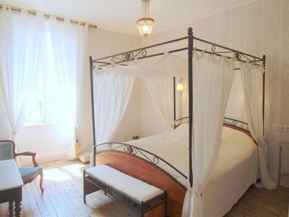 Hotel De La Providence Egliseneuve-d'Entraigues Bagian luar foto