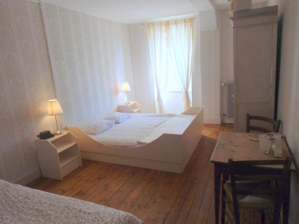Hotel De La Providence Egliseneuve-d'Entraigues Bagian luar foto